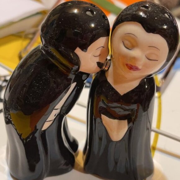 Vampire Love at First Bite Magnetic Kissing Ceramic Salt and Pepper Shakers Set - Picture 1 of 4